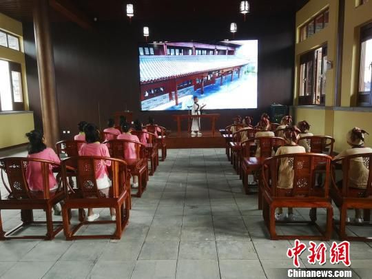 學(xué)生們?cè)诖笤瓡赫b讀國學(xué)經(jīng)典。　王鵬 攝