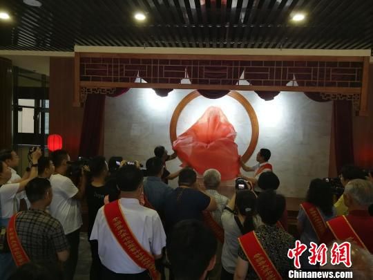 為董子石像揭幕。　王鵬 攝