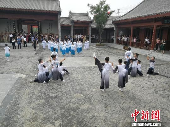 誦讀國學(xué)經(jīng)典展演。　王鵬 攝