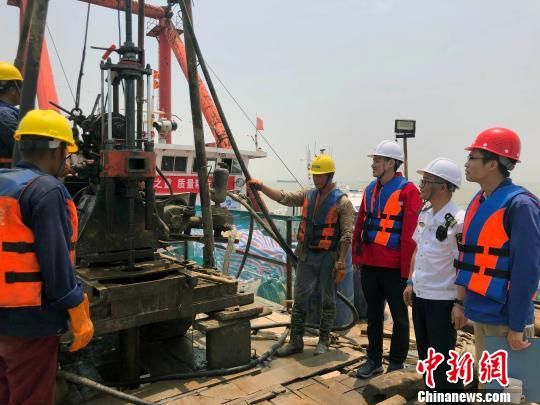 圖為勘察設(shè)計(jì)人員與常熟海事局執(zhí)法船在現(xiàn)場配合鉆探施工?！∥赫?攝