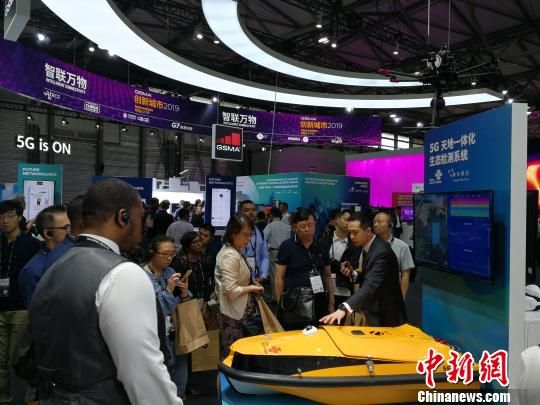 圖為現(xiàn)場人員講解5G“天地一體化”生態(tài)檢測系統(tǒng)。　任柏松 攝
