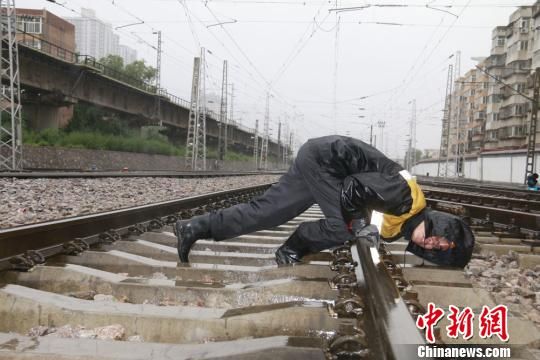 蘭州西工務段蘭州線路車間職工檢查線路幾何尺寸?！⊥豕廨x 攝