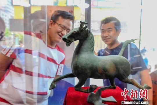 甘肅省博物館將榮登《國家寶藏》的文物銅奔馬和人頭形器口彩陶瓶搬到了絲路如意餐廳，讓顧客在餐廳內(nèi)就能近距離的和文物面對(duì)面?！＄娦?攝