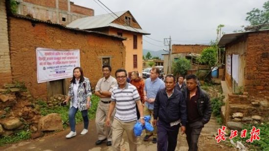 在尼泊爾，武漢市土地利用和城市空間規(guī)劃研究中心設計團隊現場踏勘。(武漢市土地利用和城市空間規(guī)劃研究中心 供圖)