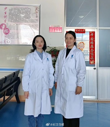 “有醫(yī)生嗎？有人暈倒了！”武漢協(xié)和醫(yī)院援藏醫(yī)療隊(duì)員聽到呼救就沖了上去