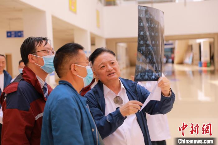 上海專家們采用“一對一”指導(dǎo)等方式，帶動日喀則市人民醫(yī)院科室、醫(yī)生業(yè)務(wù)水平的提升。　上海交大醫(yī)學(xué)院供圖