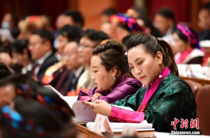 1月5日，次旦卓嘎(右一)在拉薩參加西藏自治區(qū)第十一屆人民代表大會第五次會議第二次全體會議。西藏自治區(qū)人大代表次旦卓嘎來自日喀則市定日縣，定日縣被稱為“洛諧故鄉(xiāng)”，作為西藏民間歌舞，洛諧已被列入中國國家非物質文化遺產項目名錄，這是集歌、舞、樂、彈唱于一體的綜合藝術形式。參加完西藏2022年新年音樂會的次旦卓嘎告訴記者，每年參加的基層演出可達80場，“我希望用最純粹的方式，把最好的聲音帶到西藏乃至中國的各個角落?！?<a target='_blank' href='/'><p  align=