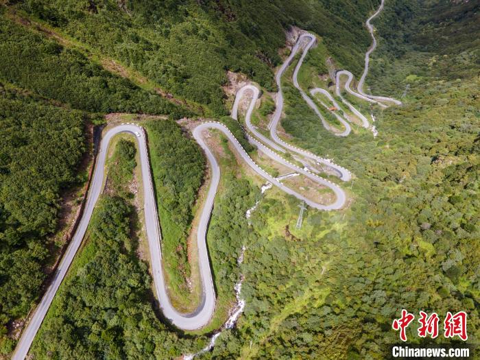 圖為西藏山南錯那縣的盤山公路，錯那縣被命名為全國“四好農(nóng)村路”示范縣?！〗w波 攝