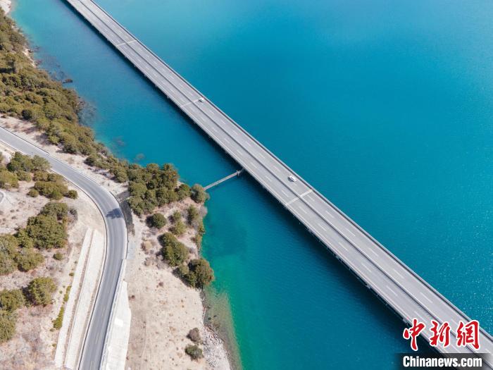 圖為西藏林拉高等級公路多布湖段風(fēng)光?！〗w波 攝