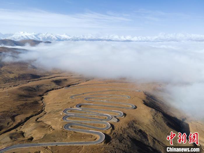 圖為西藏定日縣，前往珠穆朗瑪峰大本營蜿蜒的公路與云海。　江飛波 攝