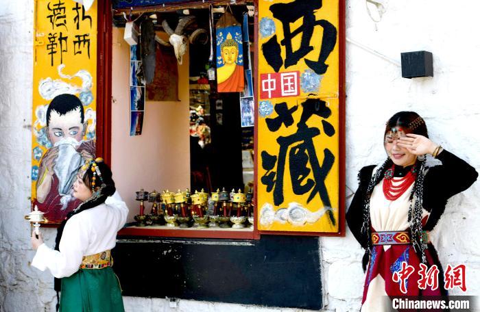 4月17日，游客身著藏式元素服裝在拉薩八廓街拍照留念?！±盍?攝