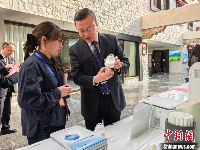 圖為簽約企業(yè)現(xiàn)場(chǎng)推介自己的產(chǎn)品?！≮w延 攝