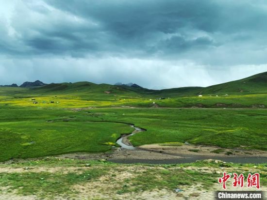 自2005年啟動(dòng)三江源生態(tài)保護(hù)和建設(shè)工程以來，果洛州共治理黑土灘315.11萬畝，使果洛州生態(tài)環(huán)境15年來得到明顯好轉(zhuǎn)。　孫睿 攝