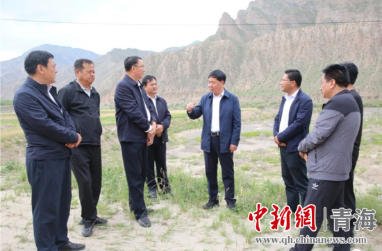 圖為黃南州有關(guān)領(lǐng)導現(xiàn)場踏勘、督導生態(tài)環(huán)保責任落實情況現(xiàn)場。黃宣攝