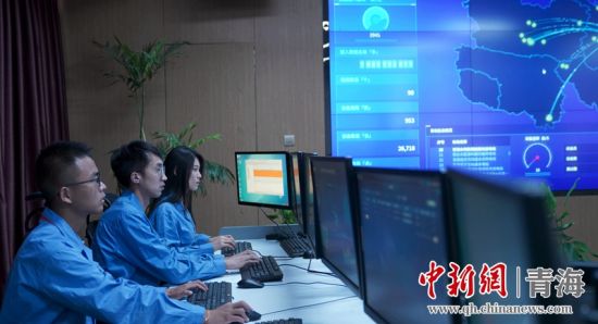 圖為國網(wǎng)青海電力大數(shù)據(jù)中心工作人員正在監(jiān)控綠電相關(guān)數(shù)據(jù)。王國棟攝