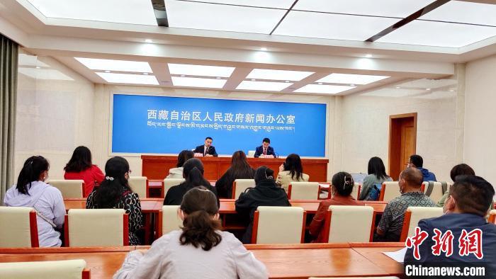 圖為西藏阿里地區(qū)在拉薩召開新聞發(fā)布會，發(fā)布西藏和平解放70年來阿里地區(qū)經(jīng)濟社會發(fā)展成就?！∝暽＠?攝