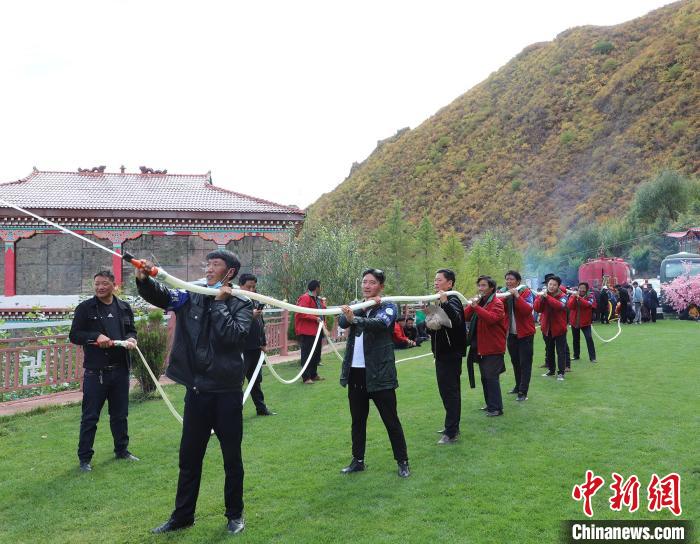 圖為護(hù)林員體驗架設(shè)水泵。　昌都市森林消防支隊 供圖