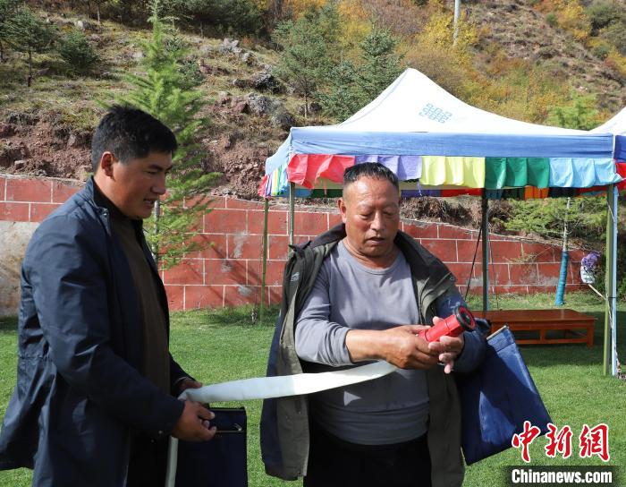圖為護(hù)林員操作體驗滅火裝備?！〔际猩窒乐ш?供圖