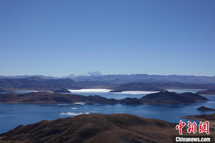 圖為從海拔約5000米的魯日拉觀景臺俯瞰羊湖?！∪轿木?攝