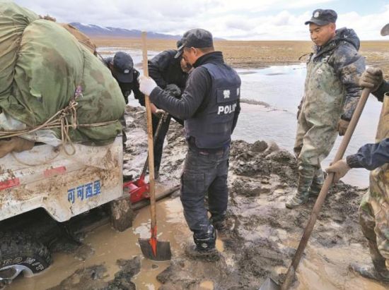 巡山途中車輛陷入泥坑。