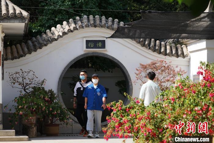圖為市民在西寧園林植物園內(nèi)觀花賞景?！●R銘言 攝