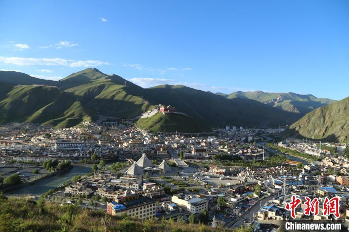 圖為航拍玉樹市?！∮駱涫形麄鞑抗﹫D