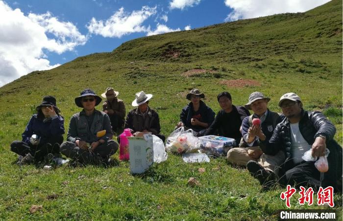 科研團(tuán)隊(duì)在熱魯盆地工作合影?！≈锌圃呵嗖馗咴?供圖