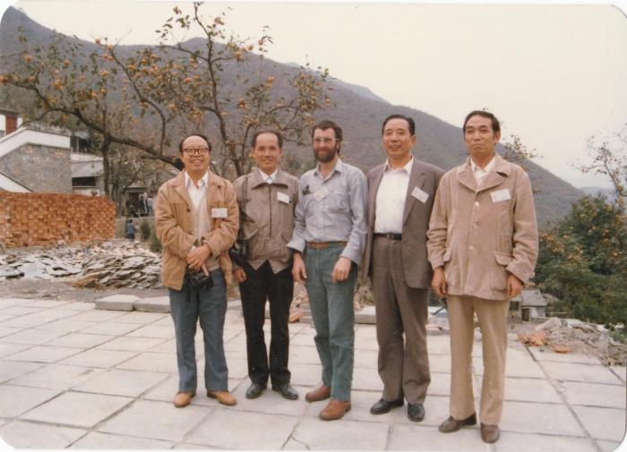 1987年早期脊椎動(dòng)物國(guó)際研討會(huì)在中國(guó)舉行，劉玉海先生(右一)與中外同行專家合影?！avin Young(澳大利亞) 供圖