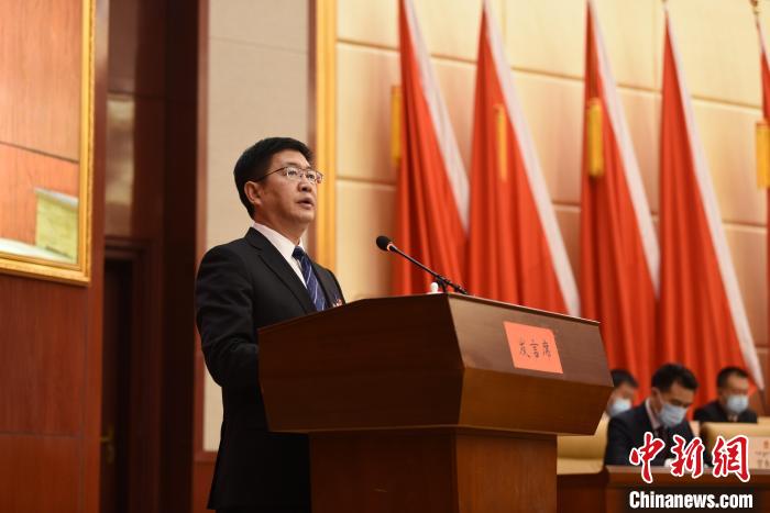 圖為青海省果洛州人民政府州長葉萬彬作政府工作報(bào)告。　　多杰昂秀 攝