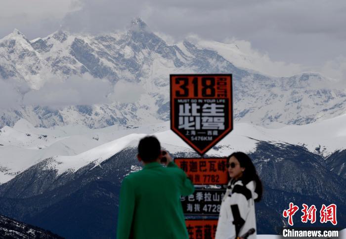 圖為5月14日，西藏林芝色季拉山觀景臺，游客遠眺南迦巴瓦峰。　　李林 攝