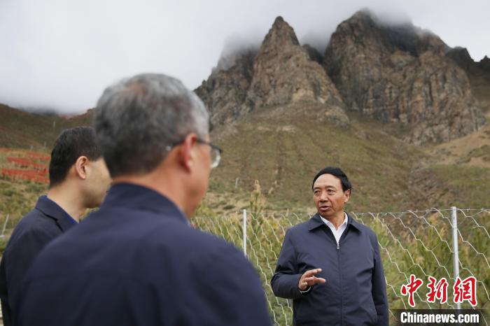 圖為西藏自治區(qū)人大常委會副主任、拉薩南北山綠化指揮部副總指揮江白(右)。　貢確 攝