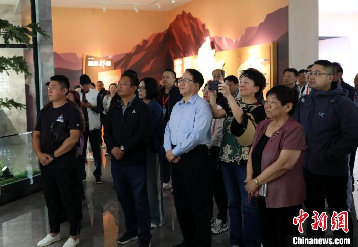 圖為臺商參訪祁連山國家公園生態(tài)科普館?！⊙Φ?攝