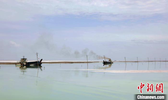 “天空之鏡”青海茶卡鹽湖：迎黃金旅游季，獨(dú)特景色引客來(lái)