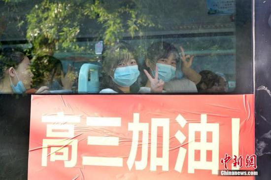 資料圖：2020年7月，廣西南寧沛鴻民族中學(xué)內(nèi)，高三學(xué)生乘坐高考專車前往考點。 中新社記者 俞靖 攝