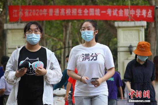 資料圖：2020年7月6日，江蘇南京一處考點(diǎn)，高考考生看完考場(chǎng)后走出考點(diǎn)。 中新社記者 泱波 攝