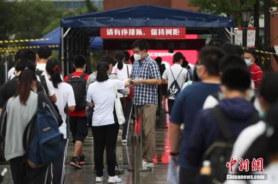 資料圖：2020年7月，上?？忌饺敫呖伎紙?chǎng)。張亨偉 攝