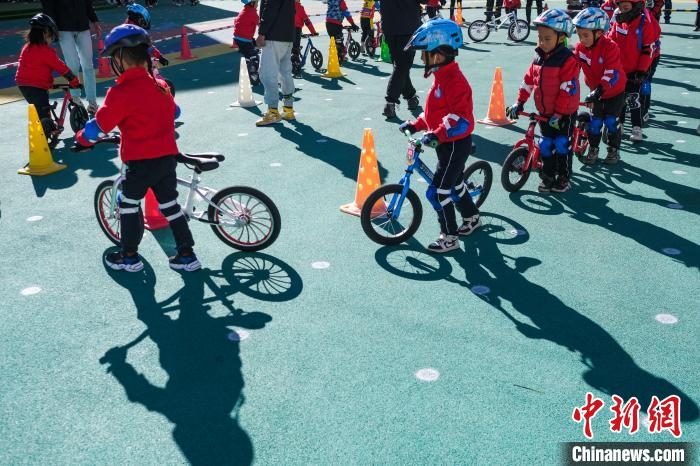 圖為拉薩市實驗幼兒園孩子們正在練習(xí)滑步車?！『闻罾?攝