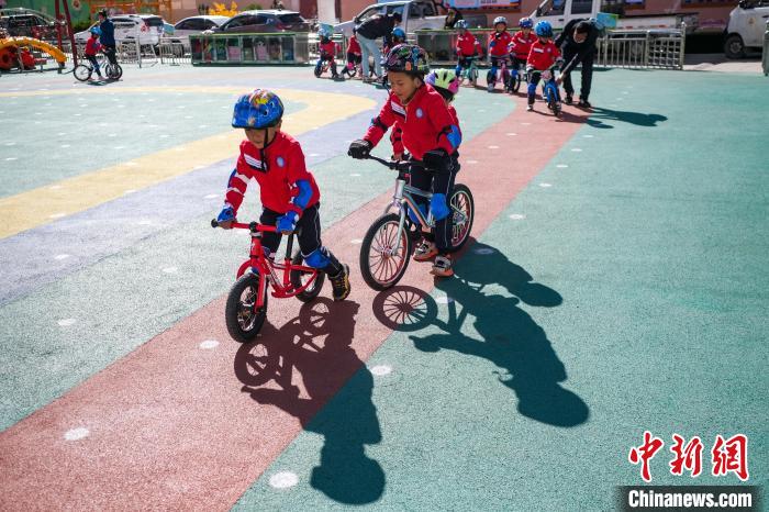 圖為拉薩市實驗幼兒園孩子們正在練習(xí)滑步車?！『闻罾?攝