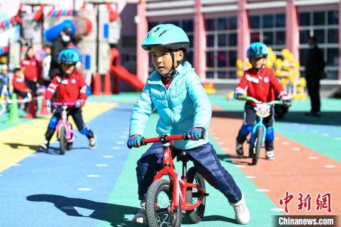 圖為拉薩市實驗幼兒園孩子們正在練習(xí)滑步車。　何蓬磊 攝