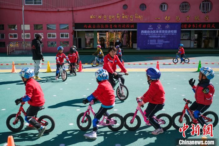 圖為拉薩市實驗幼兒園孩子們正在練習(xí)滑步車?！『闻罾?攝