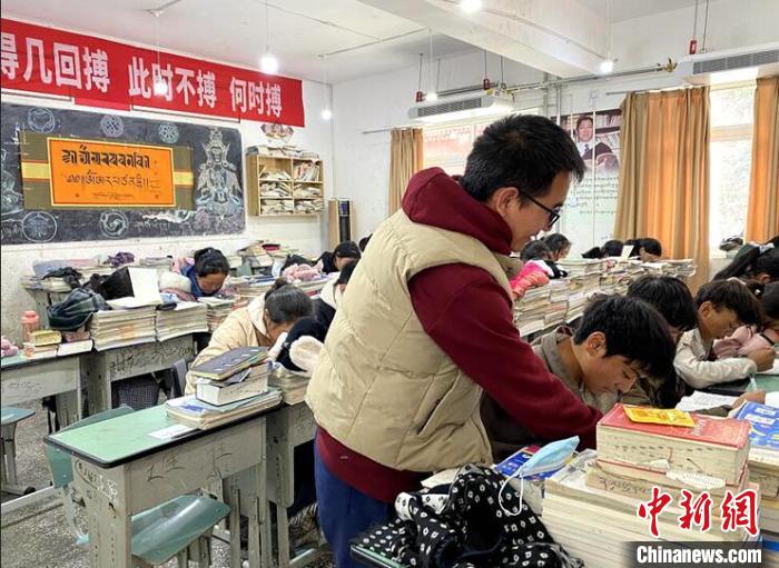 學生在免費輔導班上課。　尼瑪初 攝