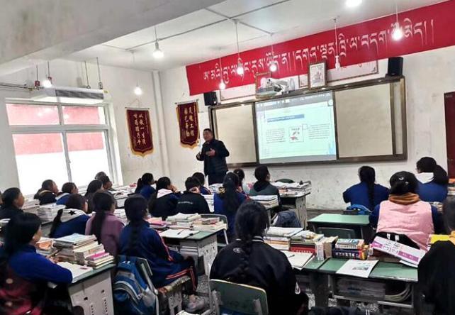 學(xué)生在免費(fèi)輔導(dǎo)班上課。　尼瑪初 攝
