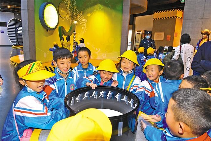 圖為10月29日，一年級的同學(xué)們在科技館參觀體驗(yàn)。李洲 攝.jpg