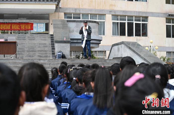 圖為西藏大學(xué)教授寧長春為中學(xué)生授課?！≮w朗 攝