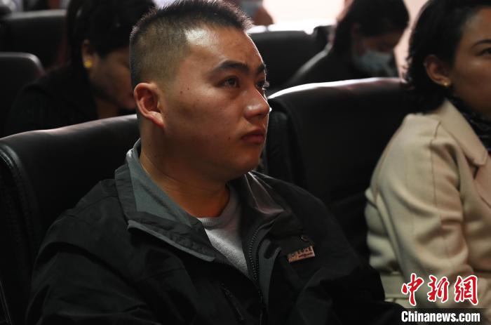 圖為企業(yè)工作人員參加講座?！≮w朗 攝