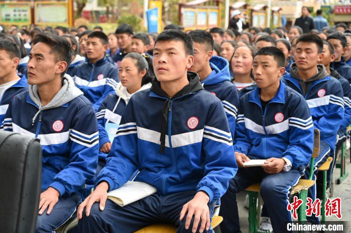 圖為昌都市第五高級中學(xué)學(xué)生參加授課?！≮w朗 攝