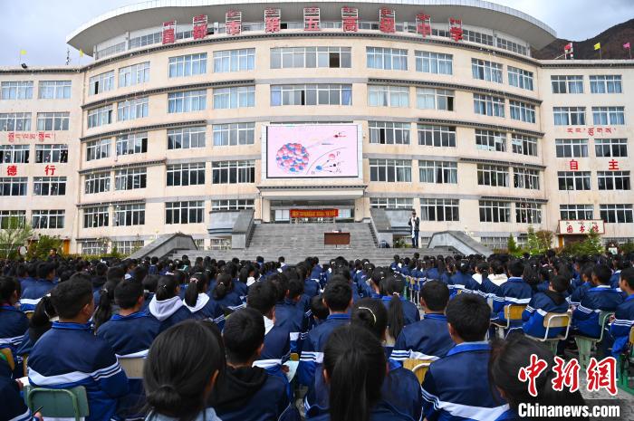 圖為昌都市第五高級中學(xué)全體學(xué)生參加授課?！≮w朗 攝