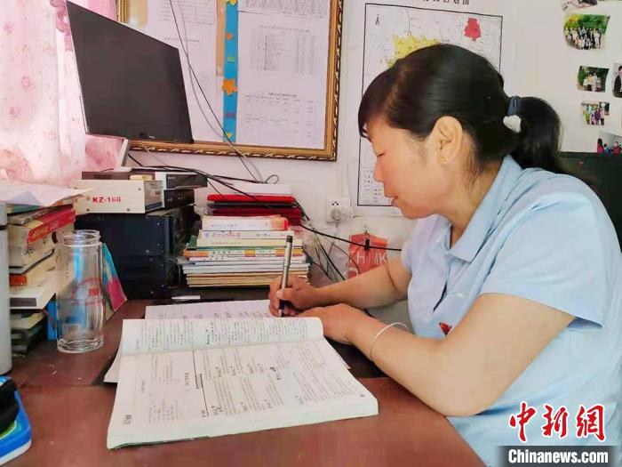 甘肅環(huán)縣“全能老師”堅守“麻雀學?！保簩W生在，我就在