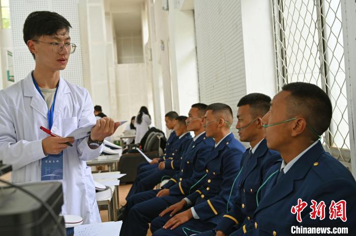圖為研究團(tuán)隊(duì)成員登記消防員信息?！≮w朗 攝