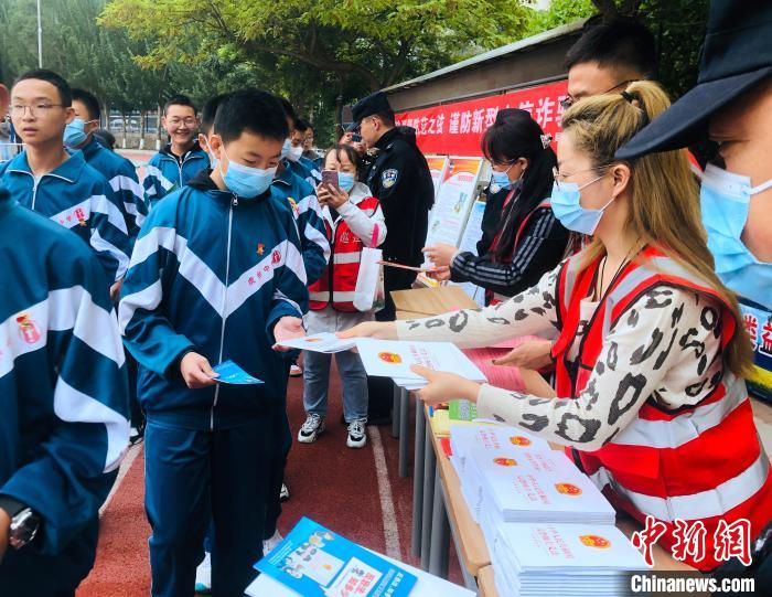 圖為西寧市法制宣傳進(jìn)校園?！∥鲗幨谐俏鲄^(qū)供圖